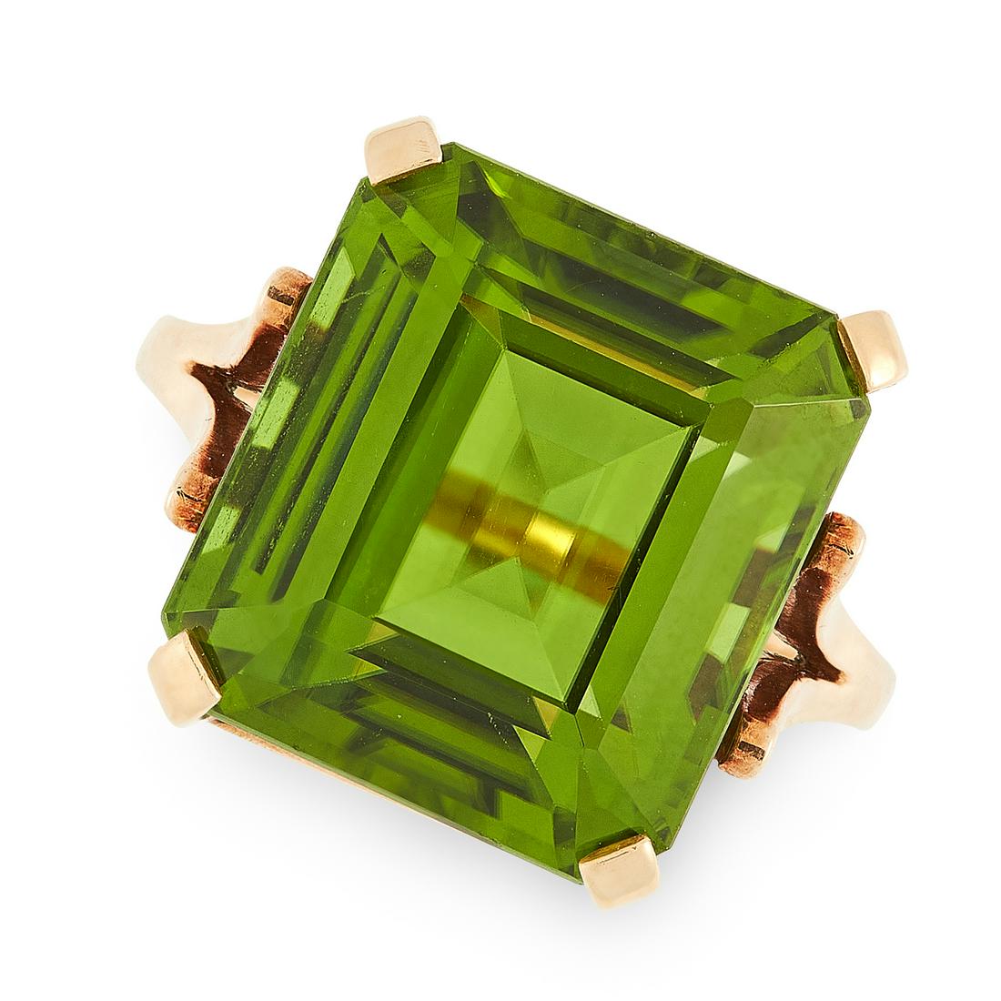 A FINE PERIDOT DRESS RING in yellow gold, set with an (1 of 1)