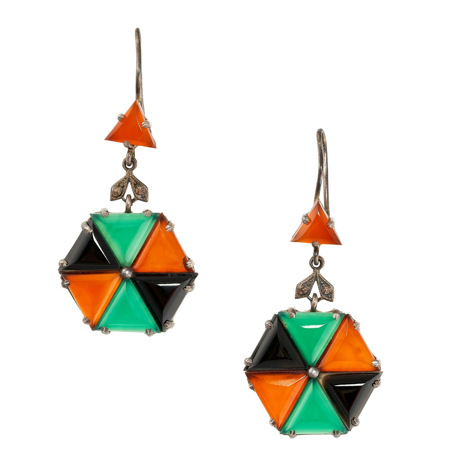 A PAIR OF ARTS AND CRAFTS ONYX, GREEN AGATE AND: A PAIR OF ARTS AND CRAFTS ONYX, GREEN AGATE AND CARNELIAN EARRINGS Hook fittings Triangular polished onyx, green agate and carnelian No assay marks Length 46mm 6.6 grams