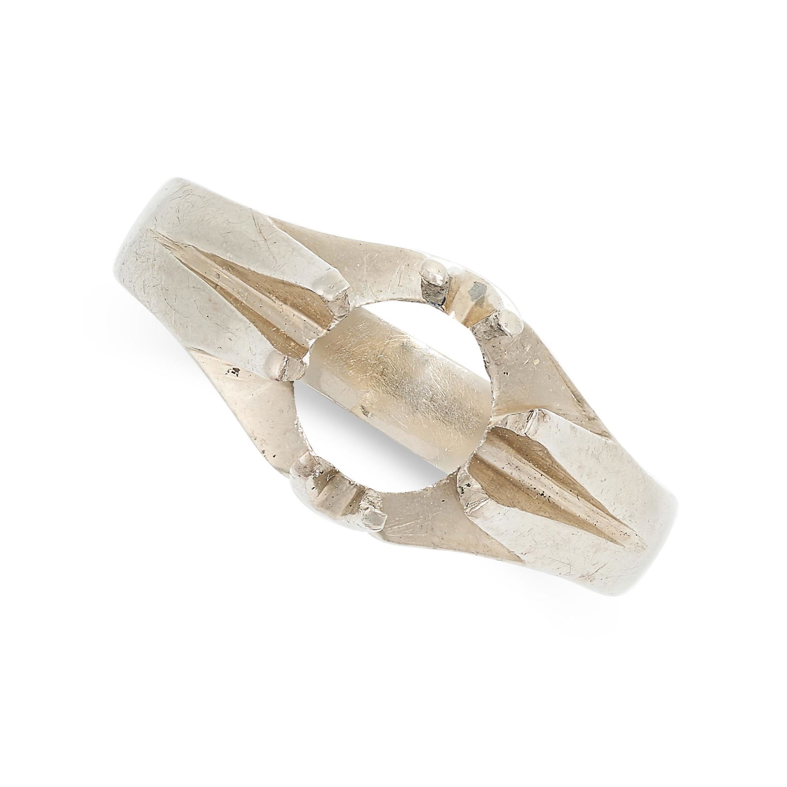 A VINTAGE SOLITAIRE RING MOUNT in 18ct white gold, with claw setting for a round cut stone, marked (1 of 2)