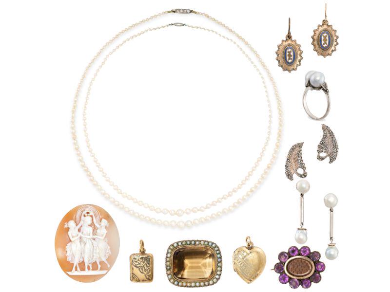 NO RESERVE - A COLLECTION OF JEWELLERY comprising two single row pearl necklaces one of which has a (1 of 1)