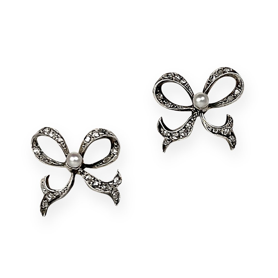 A PAIR OF ANTIQUE PEARL AND DIAMOND BOW EARRINGS in yellow gold and silver, set with pearls and rose (1 of 1)