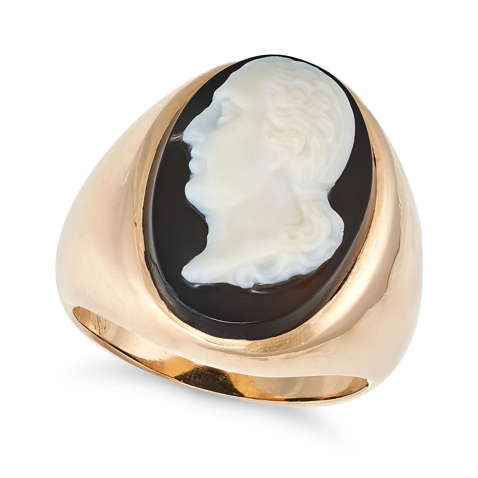 AN ANTIQUE AGATE CAMEO RING in yellow gold, set with an oval agate cameo carved to depict the bus...: AN ANTIQUE AGATE CAMEO RING in yellow gold, set with an oval agate cameo carved to depict the bust of a classical man, no assay marks, size O1/2 / 7.5, 14.9g. 