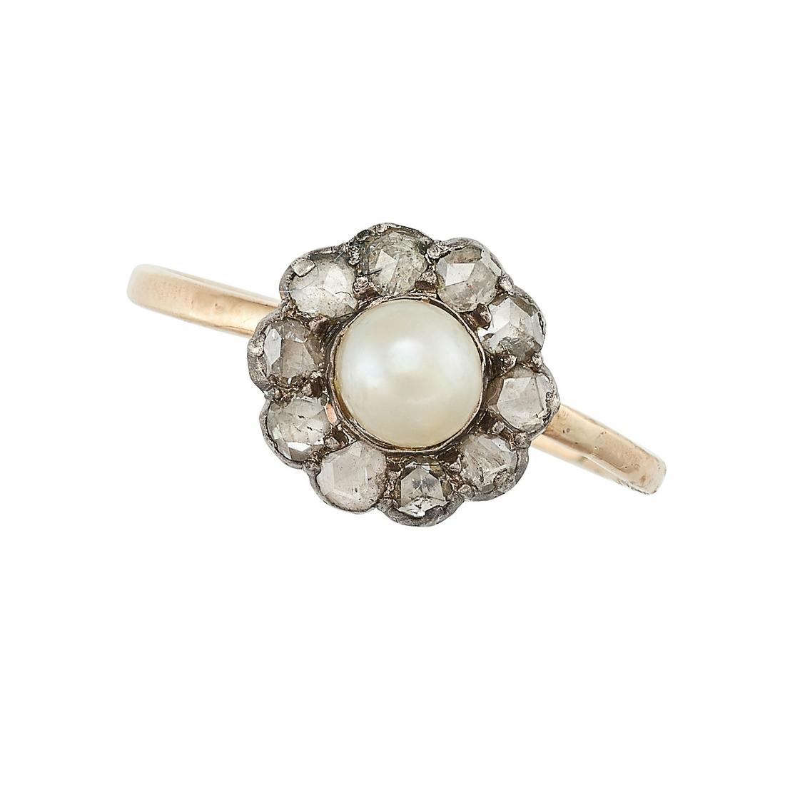 NO RESERVE - A VINTAGE PEARL AND DIAMOND CLUSTER RING in yellow gold, set with a pearl in a cluster (1 of 1)