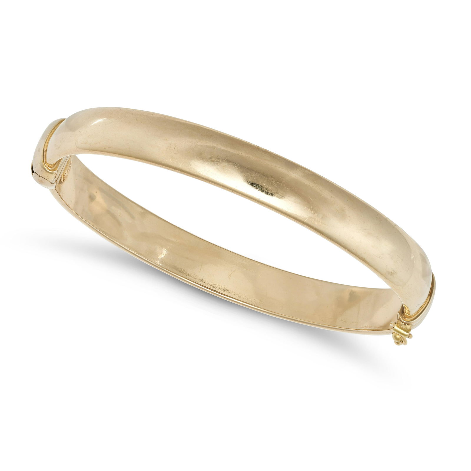 A GOLD BANGLE in 18ct yellow gold, the hinged bangle with a plain design, stamped 750,  inner (1 of 1)