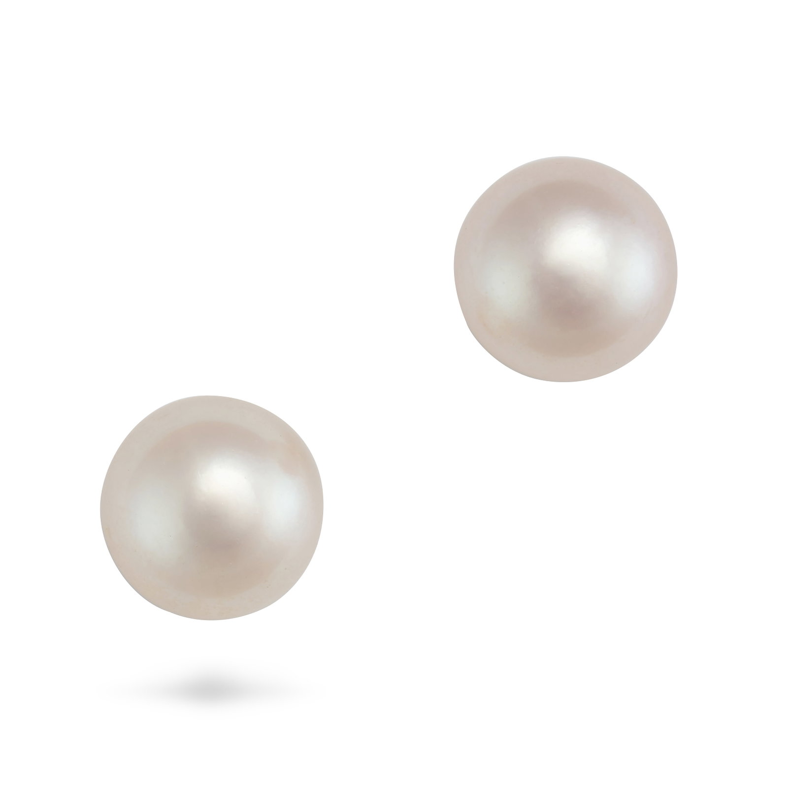 NO RESERVE - A PAIR OF PEARL STUD EARRINGS in yellow gold, each set with a pearl of 9.5mm, no assay: NO RESERVE - A PAIR OF PEARL STUD EARRINGS in yellow gold, each set with a pearl of 9.5mm, no assay marks, 0.9cm, 2.8g.