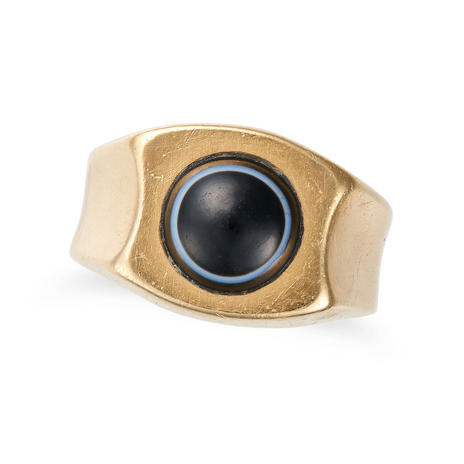 NO RESERVE - AN ANTIQUE BANDED AGATE SIGNET RING in yellow gold, set with a round cabochon banded: NO RESERVE - AN ANTIQUE BANDED AGATE SIGNET RING in yellow gold, set with a round cabochon banded agate, marked indistinctly, size K1/2 / 5.5, 7.6g.
