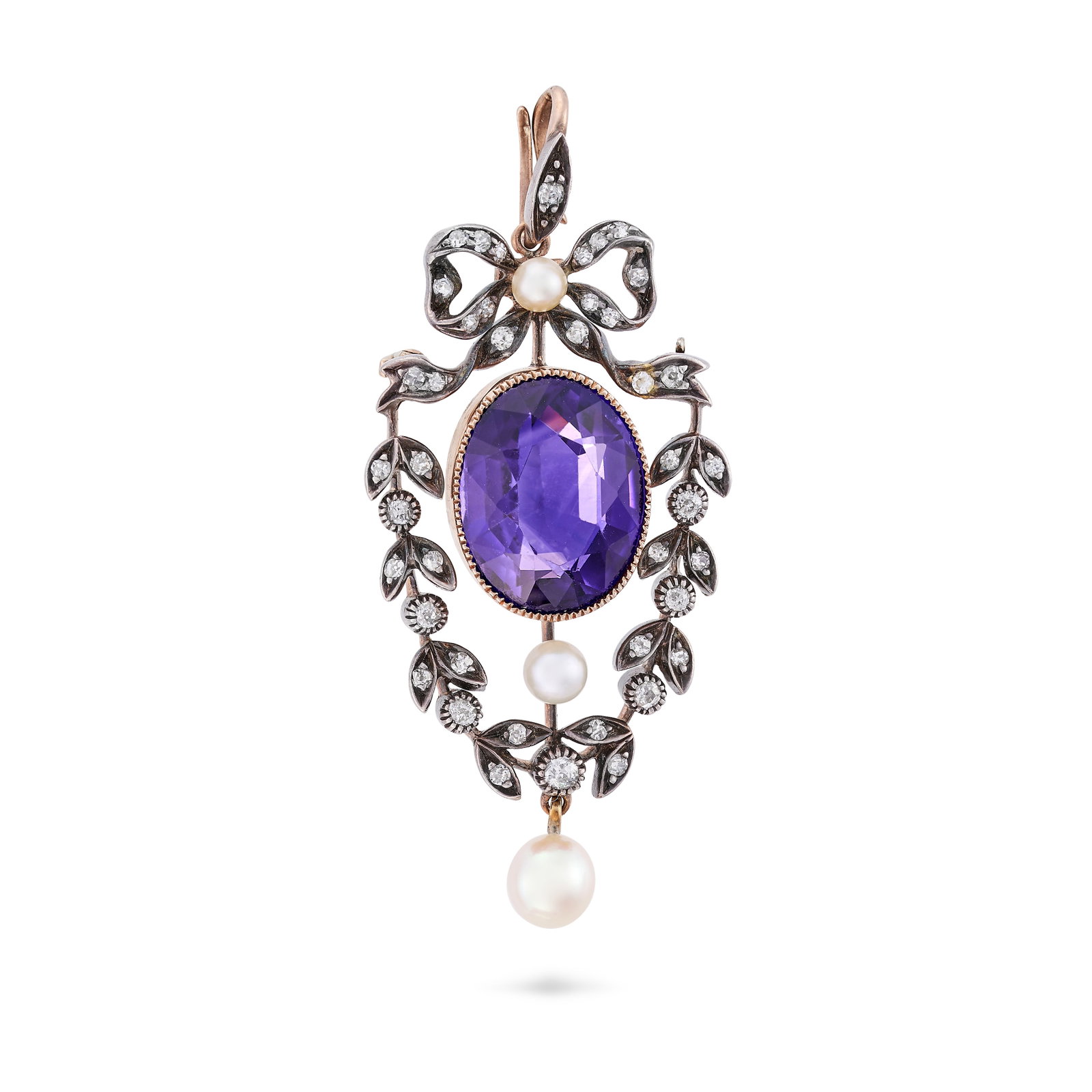 NO RESERVE - AN ANTIQUE AMETHYST, PEARL AND DIAMOND BROOCH / PENDANT in yellow gold and silver, set: NO RESERVE - AN ANTIQUE AMETHYST, PEARL AND DIAMOND BROOCH / PENDANT in yellow gold and silver, set with an oval cut amethyst in a wreath style border set with old cut diamonds, accented by pearls and