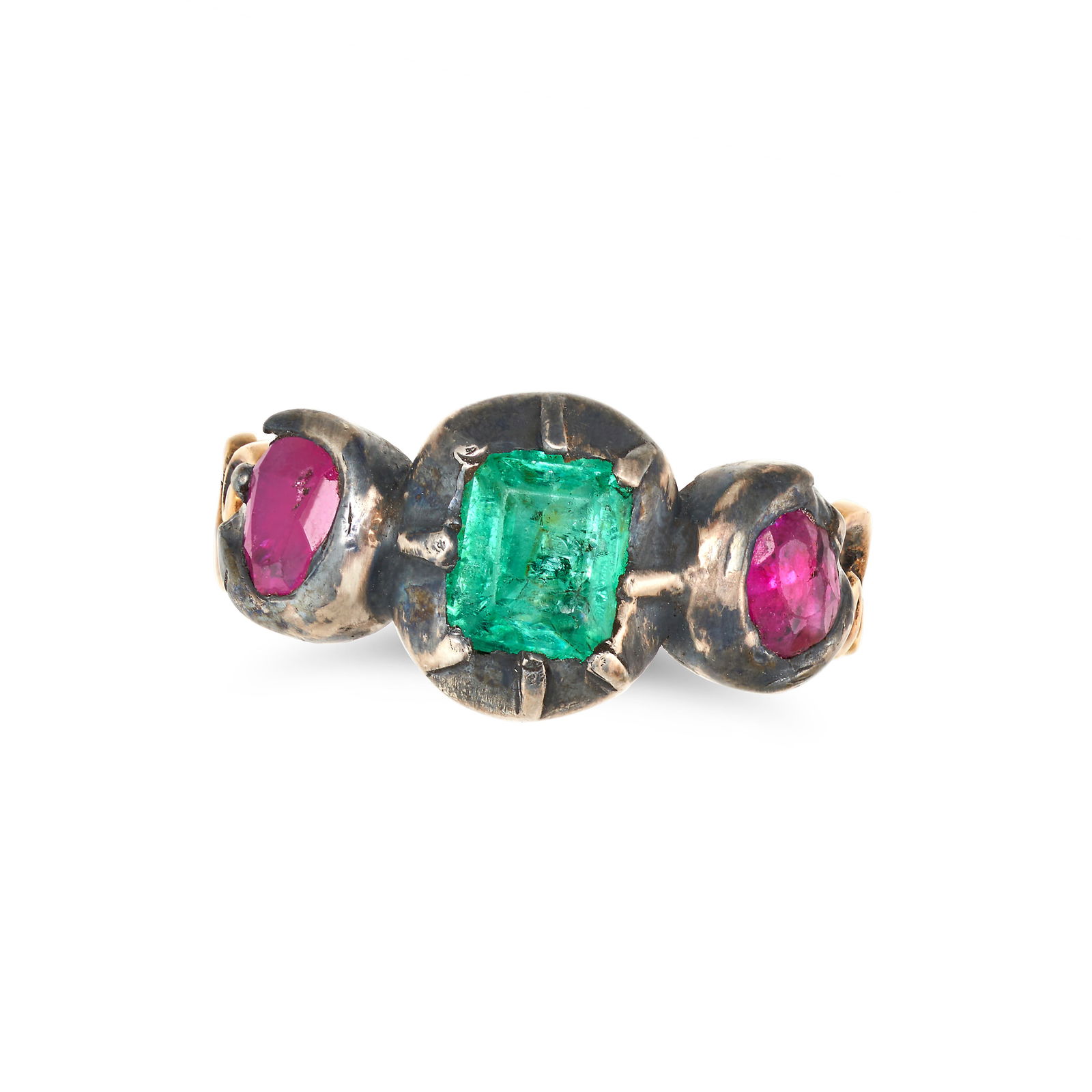 AN ANTIQUE EMERALD AND RUBY RING in yellow gold and silver, set with an octagonal step cut emerald: AN ANTIQUE EMERALD AND RUBY RING in yellow gold and silver, set with an octagonal step cut emerald between two oval cut rubies, no assay marks, size M1/2 / 6.5, 5.1g.
