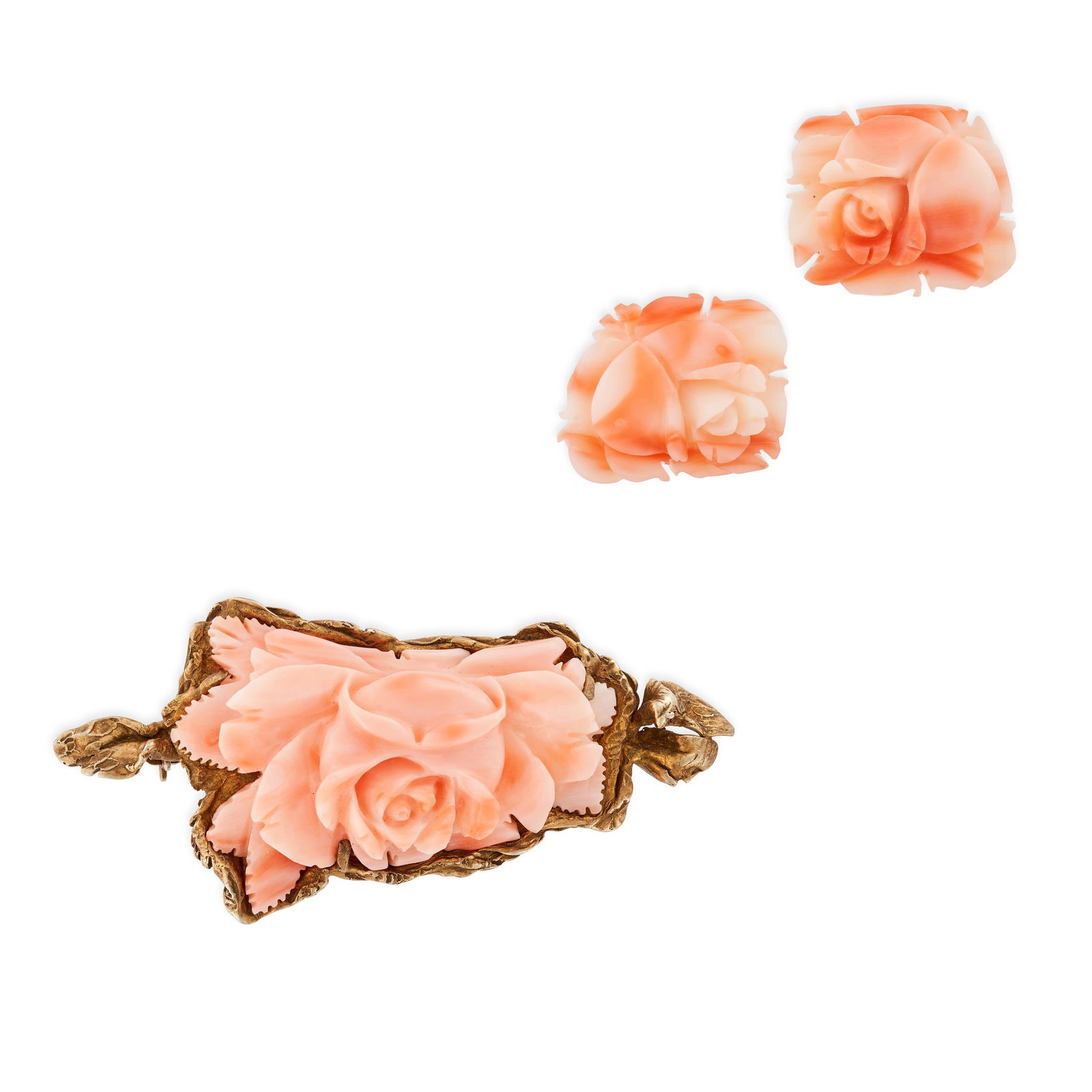 NO RESERVE - A CORAL ROSE PENDANT AND EARRINGS SET the brooch set with a carved coral rose, stamped (1 of 1)