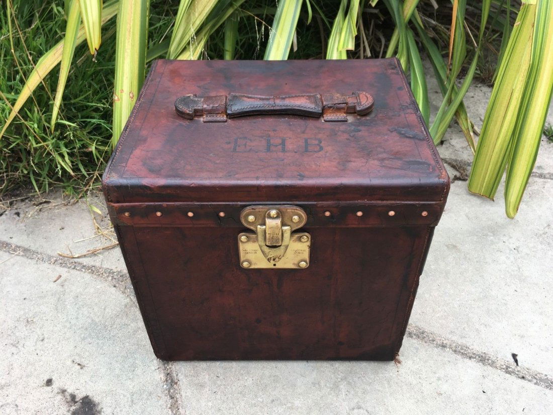 Antique Louis Vuitton Leather hat Steamer Trunk.: Antique Louis Vuitton Leather hat Steamer Trunk. Measures in inches: 12x15x15.