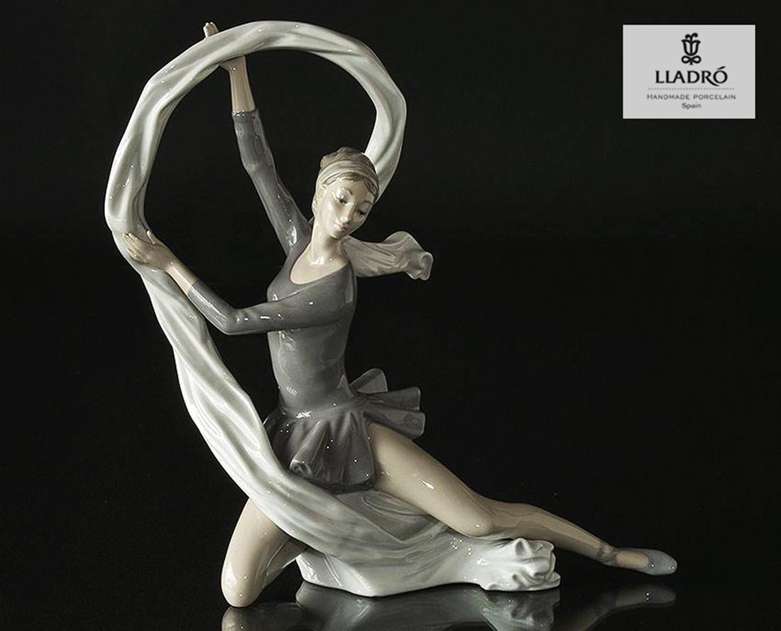 A Vintage NAO By LLADRO DAISA Ballerina Figurine (1 of 5)