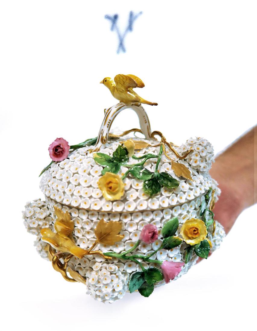 Large Meissen Snowball Schneeballen Box & Cover (1 of 6)