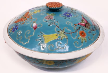 A LARGE CHINESE PORCELAIN SOUP LIDDED BOWL