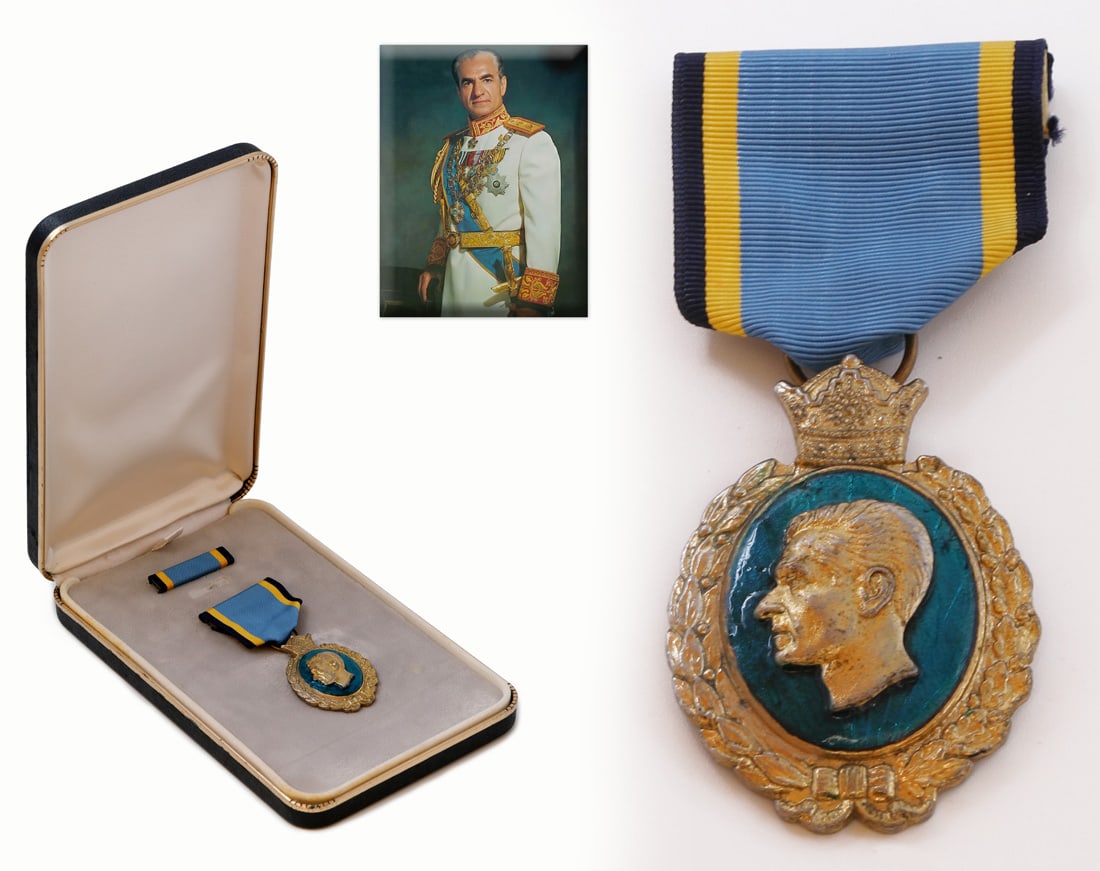 An Iran Persian Royal 25 years Military service Bronze Medal, Pahlavi Era: An Iran Persian Royal 25 years Military service Bronze Medal. King Mohammadreza Shah Pahlavi era.