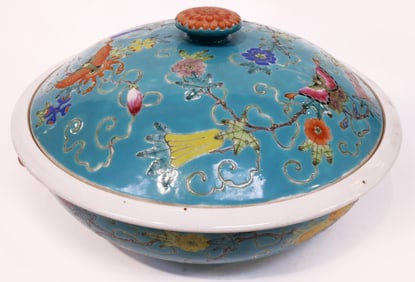 A LARGE CHINESE PORCELAIN SOUP LIDDED BOWL