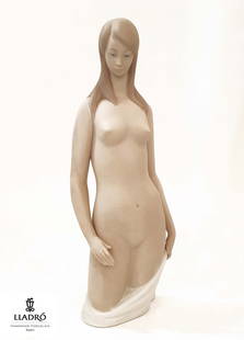 A LLADRO Torso In White 13" Porcelain Statue: A Spanish LLADRO "Torso In White" Hand Made Porcelain Sculpture. Product Code: 01060086. The Figurine designed by "Juan Huerta" in 1969, Retired 1985. Liardo #4512, Size: 13" Tall, Type: Matte Porcela