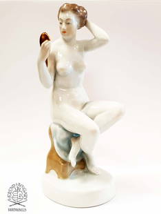 NUDE & MIRROR, A HEREND HAND-PAINTED PORCELAIN FIGURINE: A RARE HUNGARIAN HEREND HAND-PAINTED PORCELAIN MIRROR & NUDE GIRL STATUE. HALLMARKED. Artist: Hanzely Jeno. H 7.3/4" x 4" x 3.1/4"