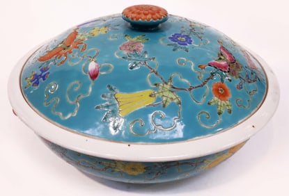 A LARGE CHINESE PORCELAIN SOUP LIDDED BOWL
