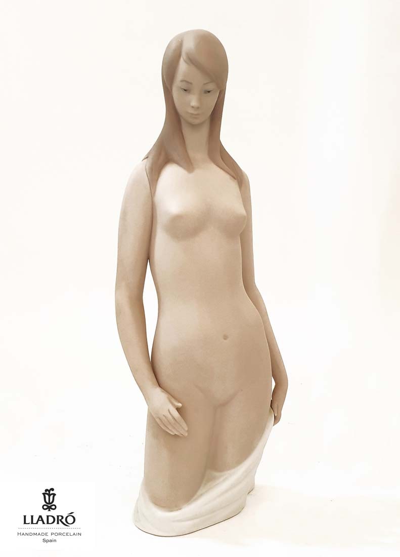 A LLADRO Torso In White 13" Porcelain Statue: A Spanish LLADRO "Torso In White" Hand Made Porcelain Sculpture. Product Code: 01060086. The Figurine designed by "Juan Huerta" in 1969, Retired 1985. Liardo #4512, Size: 13" Tall, Type: Matte Porcela