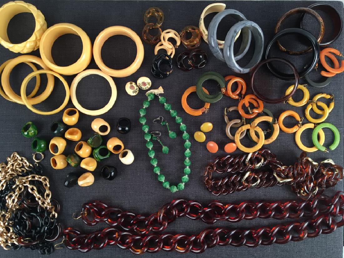 Costume Jewelry, Bakelite: Approx. 40 pieces of costume jewelry, including Bakelite bracelets, rings and earrings.