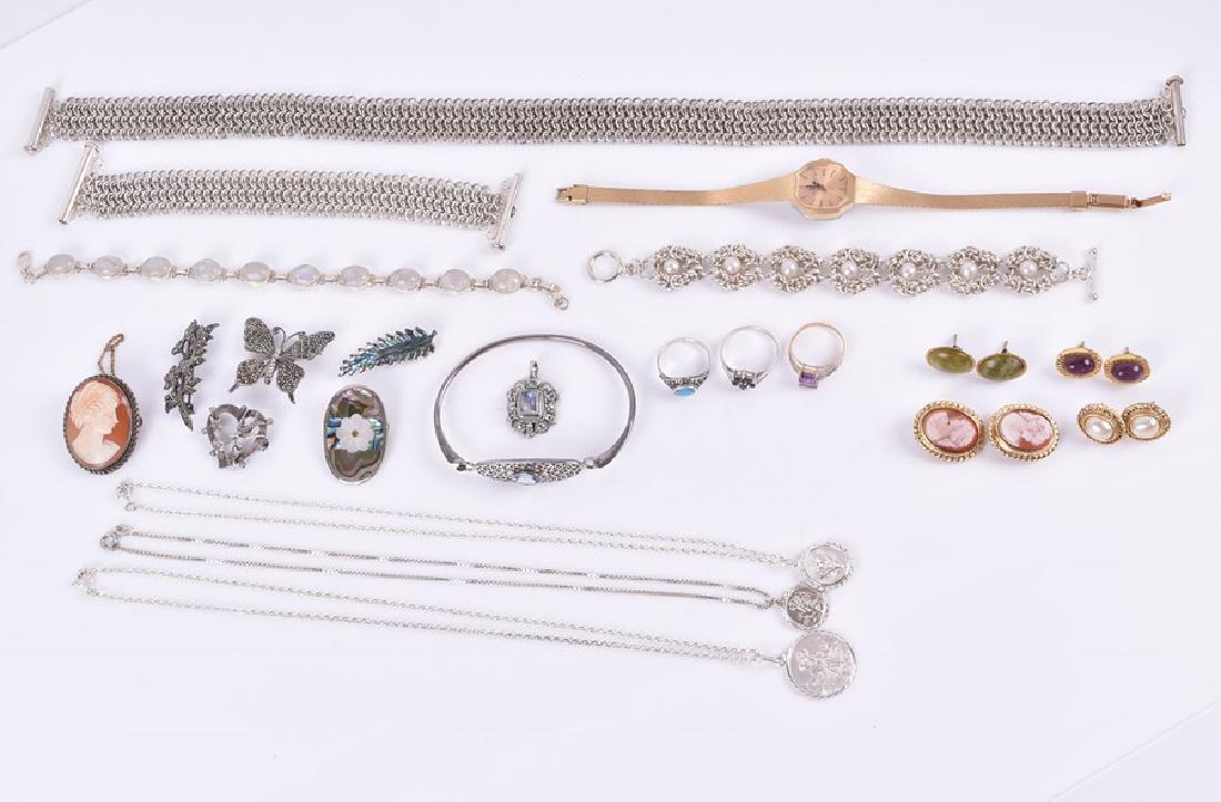 A group of jewellery items  including a 9ct yellow gold (1 of 8)