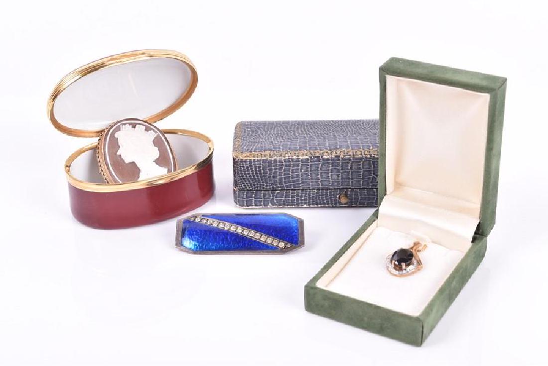 A 9ct yellow gold cameo brooch depicting Queen: A 9ct yellow gold cameo brooch depicting Queen Elizabeth II, commemorating her Silver Jubilee, dated 1952-1977, 4.5 cm long, together with a 9ct yellow gold and sapphire pendant, 2.3 cm long, and a F