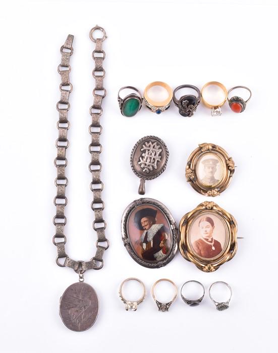 A group of vintage jewellery items  to include a 9ct (1 of 7)