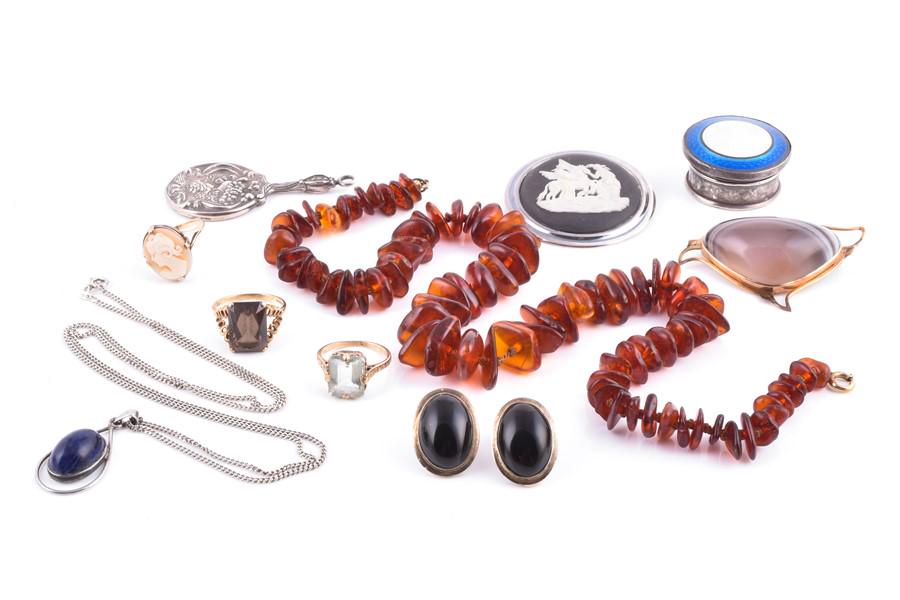 A group of jewellery and silver items   to include a (1 of 6)