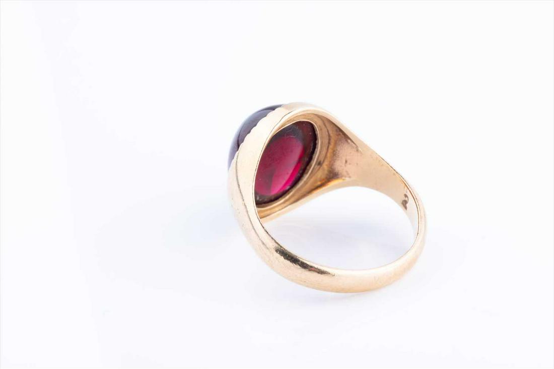 A 9ct yellow gold and garnet ring set with an oval (1 of 2)