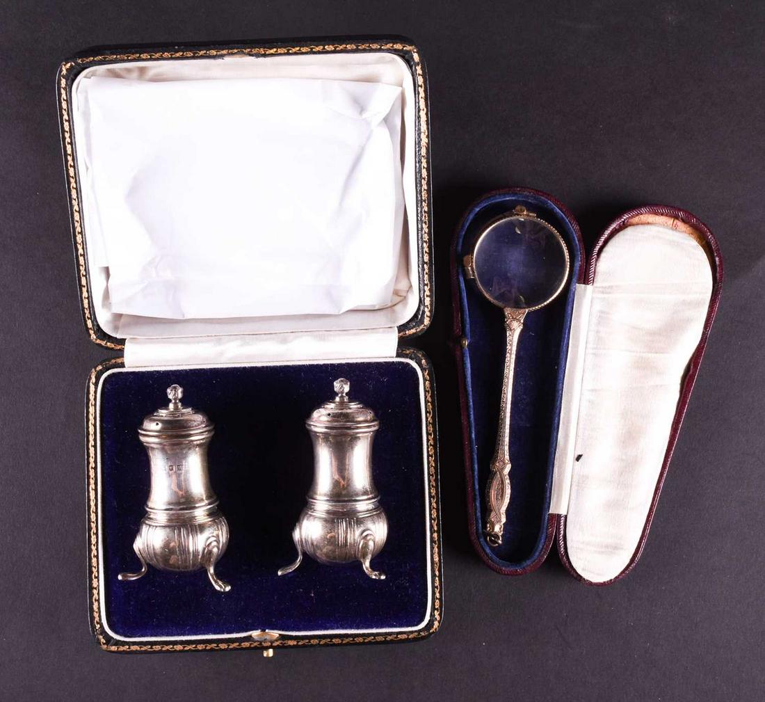 A pair of silver pepperettes, Goldsmiths & Silversmiths (1 of 6)