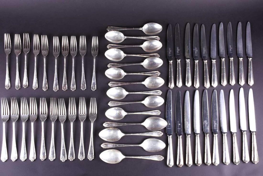 A loose canteen of Roberts & Belk Louis XVI pattern (1 of 7)