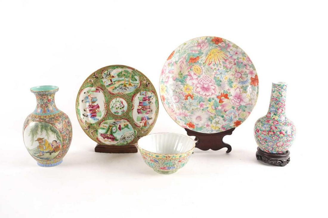 A Chinese millefleur dished plate, late 19th /early 20h: A Chinese millefleur dished plate, late 19th /early 20h century, the underside painted with three bats, four character Qianlong mark, 24cm dia, on wood stand, a good millefleur vase, early 20th centur