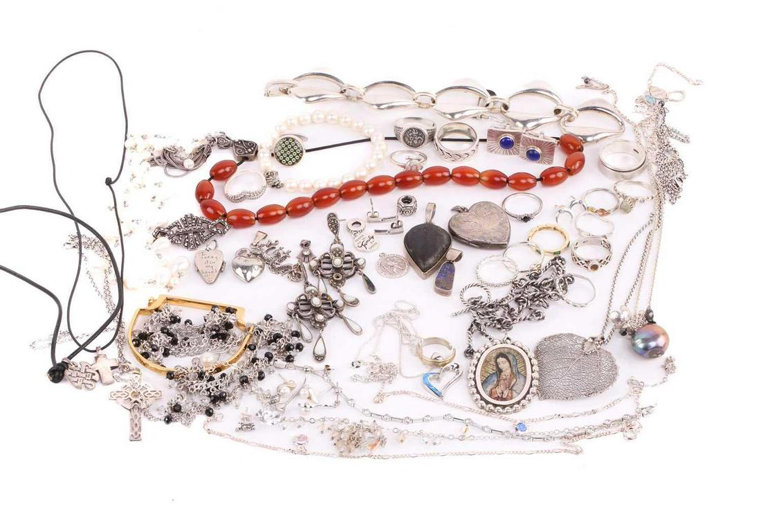 Assorted jewellery items, to include examples such as a pair of silver plaque cufflinks set with: Assorted jewellery items, to include examples such as a pair of silver plaque cufflinks set with lapis lazuli cabochons, gem-set pendants, fancy link bracelets and necklaces etc.