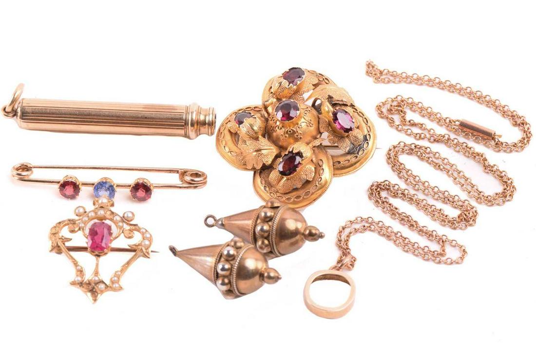 A small collection of jewellery items; to include a Victorian garnet brooch, of quatrefoil form, set (1 of 6)