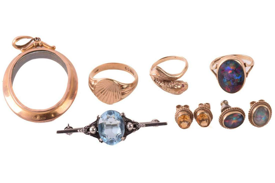 A collection of jewellery incuding a signet ring hallmarked 9ct gold, ring size U, a dolphin ring (1 of 4)