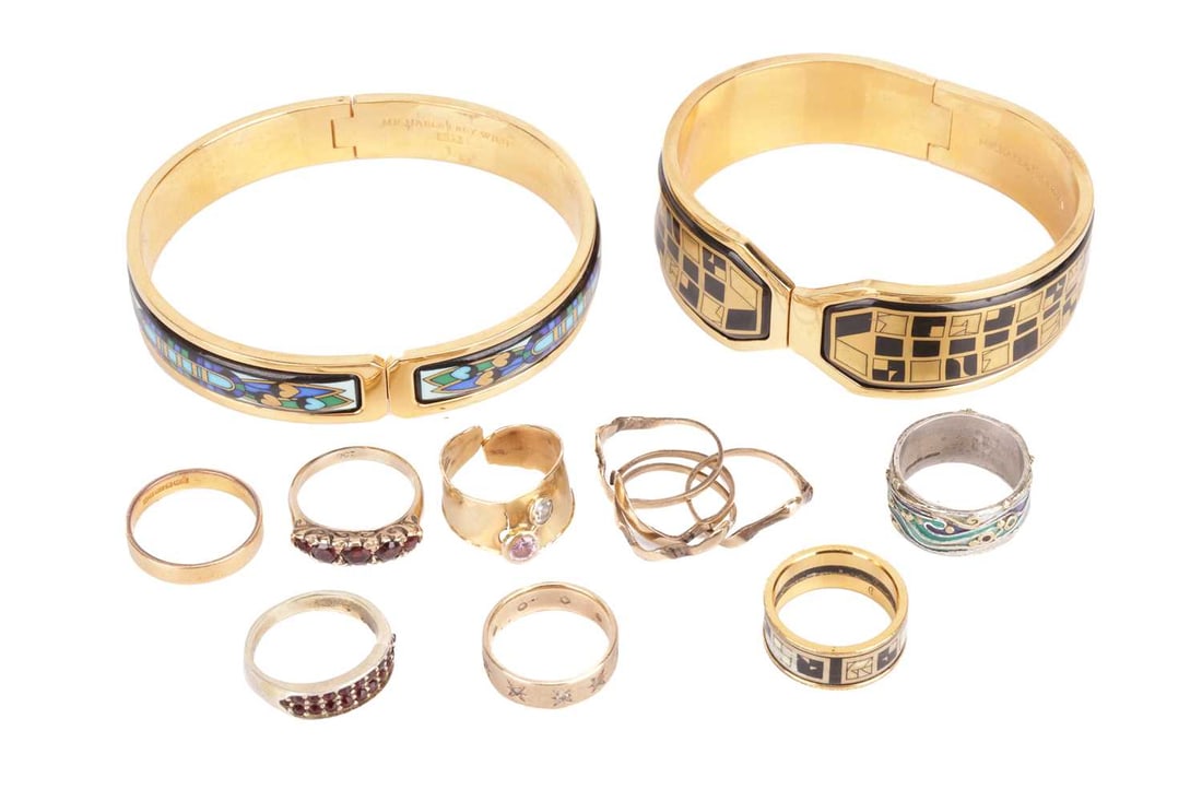 A small collection of jewellery items including a 22ct gold wedding band, a broken gem set ring in y (1 of 6)
