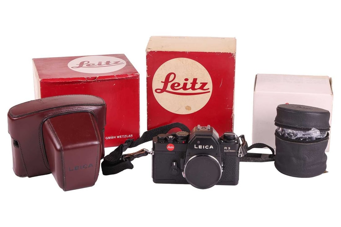A Leica R3 Electronic Camera body, No.1484115, made in Portugal, in original Leitz box, with carry: A Leica R3 Electronic Camera body, No.1484115, made in Portugal, in original Leitz box, with carry strap and leather carry case (also boxed), together with a boxed Leica Vario Elmar-R 1:3.5 / 35-70mm