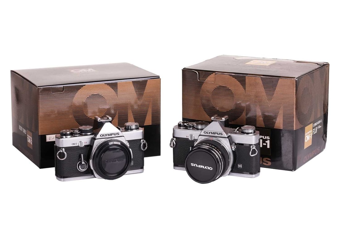 An Olympus Zuiko Digital ED Lens, 50-200mm f2.8-3.5, with front and rear covers, fitted with an: An Olympus Zuiko Digital ED Lens, 50-200mm f2.8-3.5, with front and rear covers, fitted with an Olympus LH-708 Lens Hood, with intructions and in an Olympus LSH-1220 carry bag, together with an Olympu