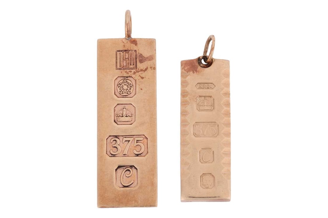 Two 9ct gold ingot pendants; the first displaying British assay feature marks for Sheffield, 1977, m: Two 9ct gold ingot pendants; the first displaying British assay feature marks for Sheffield, 1977, makers mark "DSW" for David Scott-Walker, measuring 6 x 1.8 cm, to a fixed circular bail, drop 7 cm;