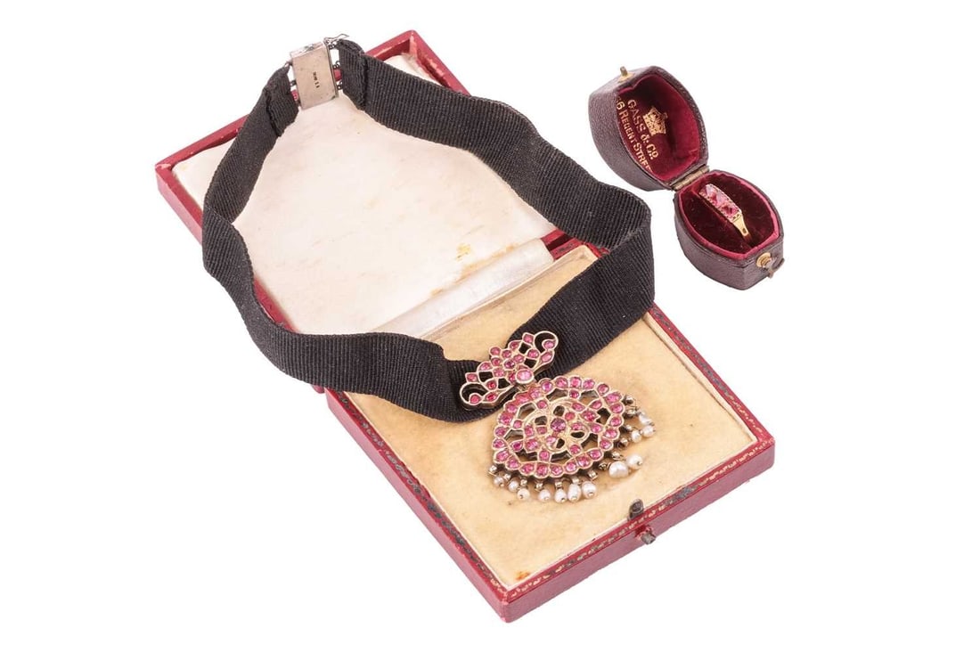 An Indian rubyset pendant and a spinel dress ring; the pendant with an openwork closedback mount in (1 of 5)