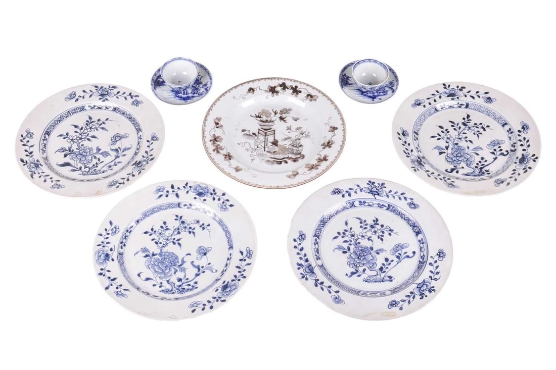 A small collection of Chinese blue and white porcelain including four Nanking Cargo circular dessert: A small collection of Chinese blue and white porcelain including four Nanking Cargo circular dessert plates two tea bowls and saucers and an early Qianlong porcelain plate decorated with antiques en g