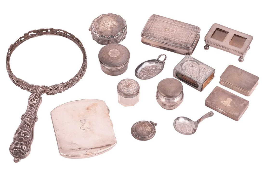 A George III snuff box, of rounded rectangular form, decorated with chevron detailing and foliate bo: A George III snuff box, of rounded rectangular form, decorated with chevron detailing and foliate border, together with two smaller silver snuff boxes, a silver cigarette case, two silver pill boxes,