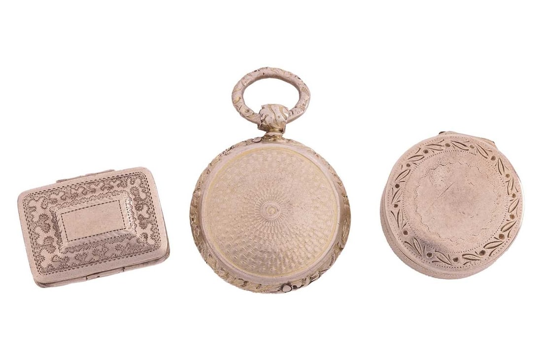 An early 19th-century circular silver fob vinaigrette, Birmingham 1825(?) by John Thornton together: An early 19th-century circular silver fob vinaigrette, Birmingham 1825(?) by John Thornton together with two other early 19th-century vinaigrettes, combined gross weight 38.87g (1.25 ozt) (3).