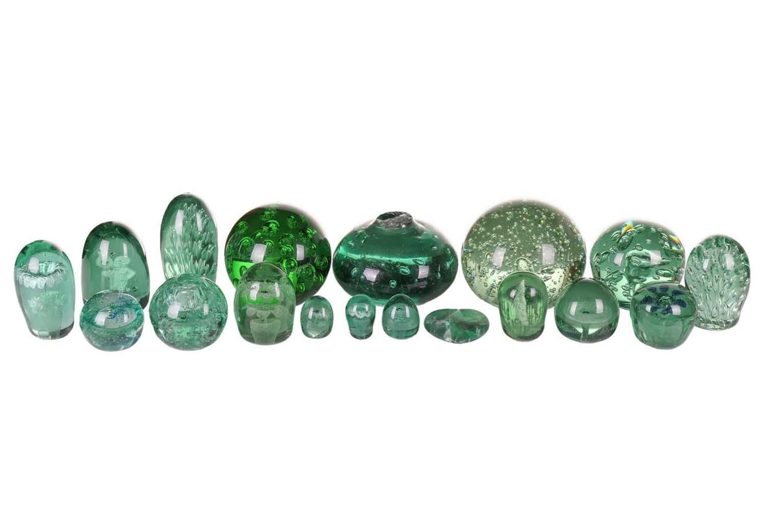 A good collecton of Scottish and Yorkshire glass dumpy weights, to include examples with sulphide: A good collecton of Scottish and Yorkshire glass dumpy weights, to include examples with sulphide interior decoration, the largest 13.5 cm high x 15 cm wide.