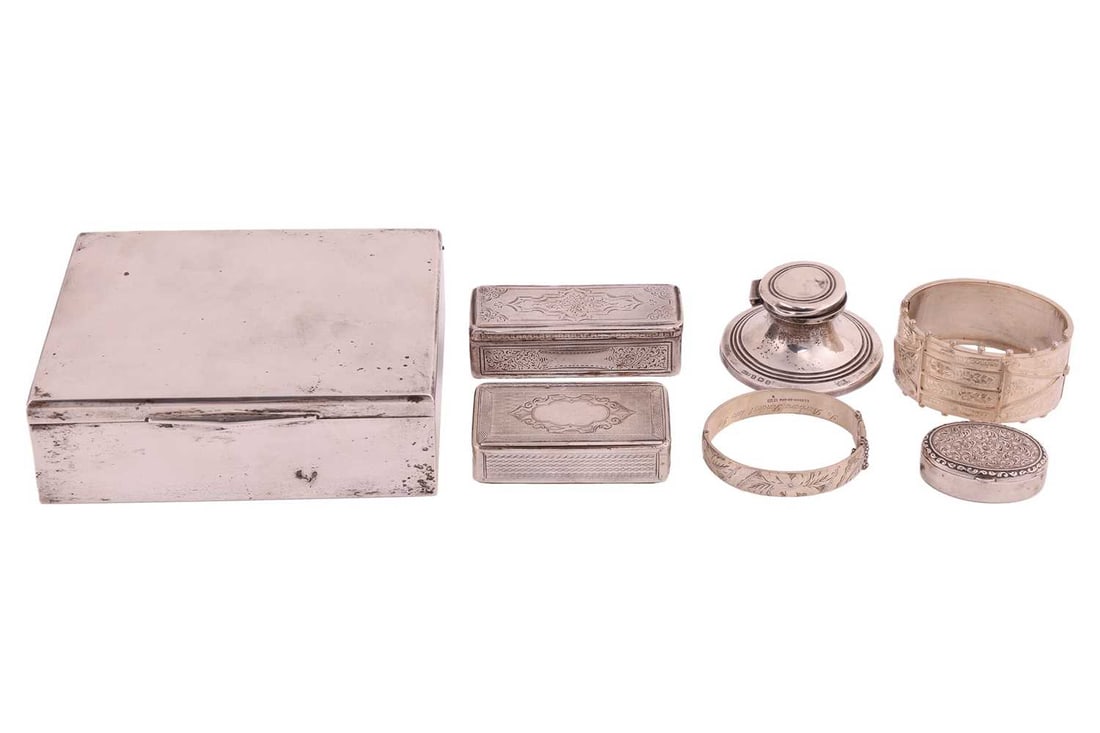 A small group of silver items, comprising a cigar box, two Continental snuff boxes, a pill box, an i: A small group of silver items, comprising a cigar box, two Continental snuff boxes, a pill box, an inkwell and two bangles, various dates and makers, 257g (8.2 ozt.) of weighable silver. (7)