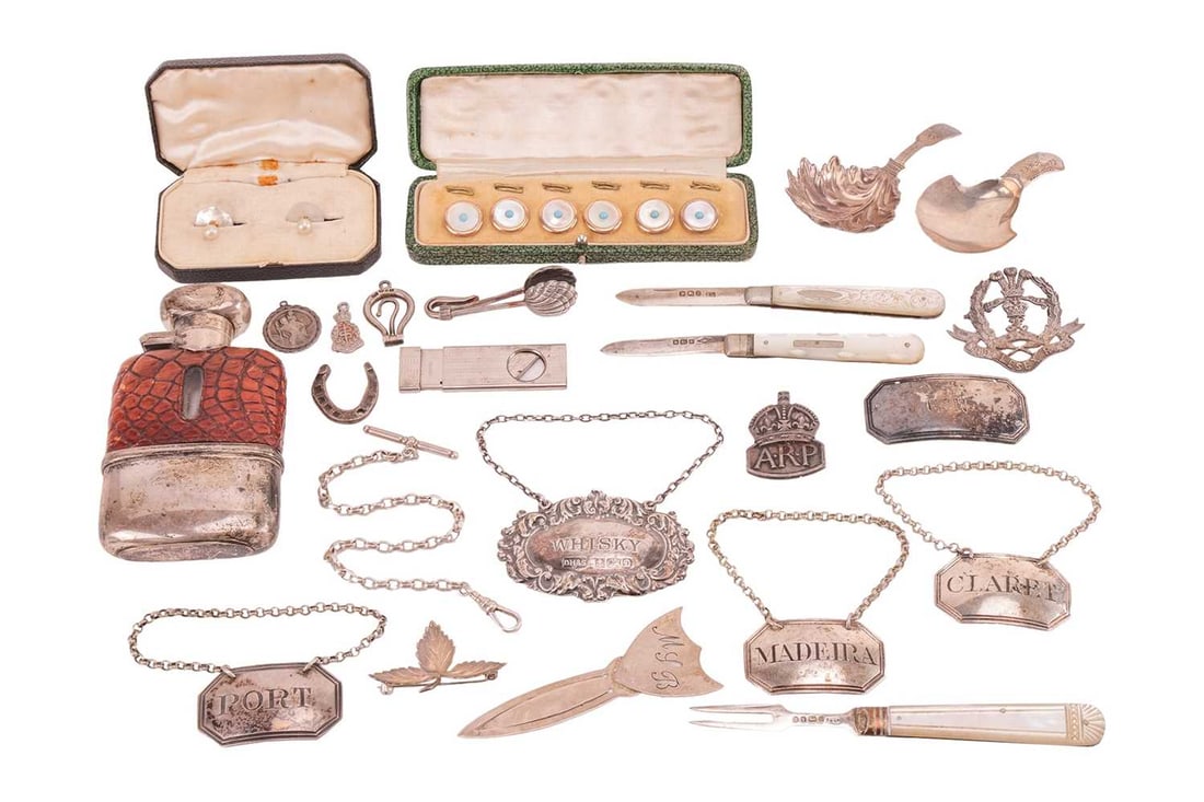 A small silver mounted glass and alligator spirits flask, rounded rectangular with pull-off beaker a: A small silver mounted glass and alligator spirits flask, rounded rectangular with pull-off beaker and flattened bayonet cover. Birmingham 1929, by Hubert Hill. 10cm length; A George IV caddy spoon, t