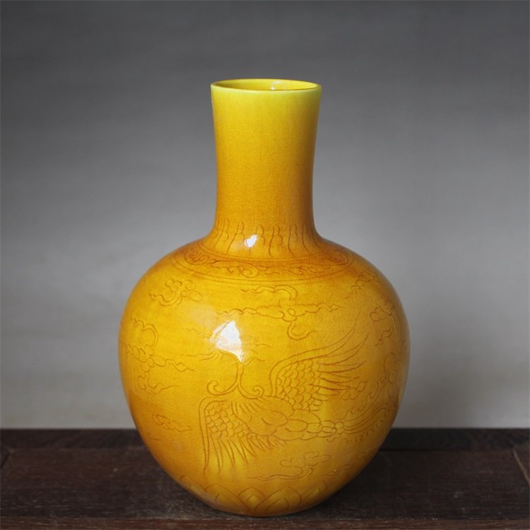 Hongzhi Yellow Glaze Sculpture in Daming: Hongzhi Yellow Glaze Sculpture in Daming Size: high :16.5cm, caliber: 4.3cm , belly : 11.5cm , angle： 6cm Dynasty style vase with Characters at the bottom: