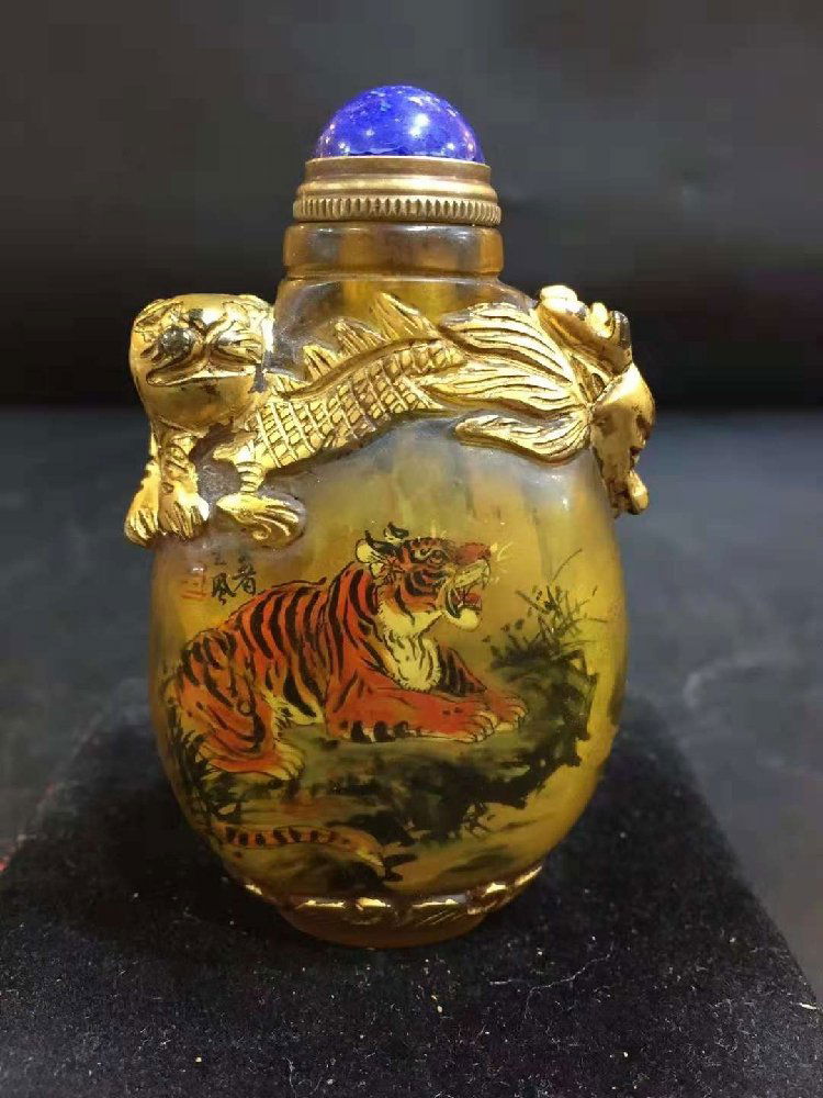 Qing Dynasty Qianlong year-made glazed snuff bottle wit (1 of 6)