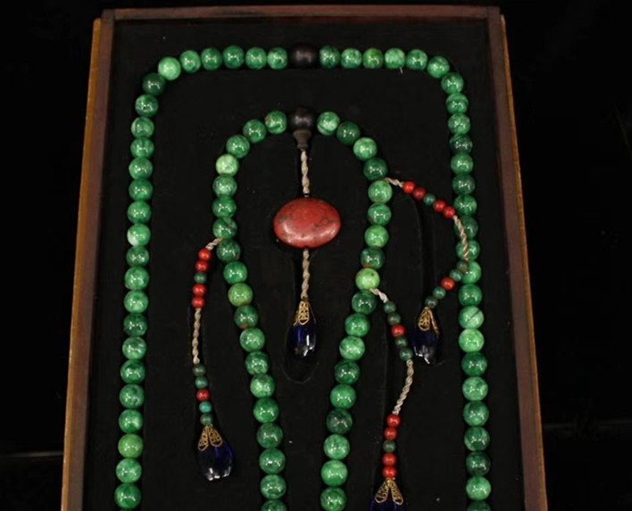 Qing dynasty Court royal style precious natural jadeite (1 of 9)