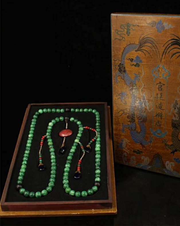 Qing dynasty Court royal style precious natural jadeite (1 of 7)